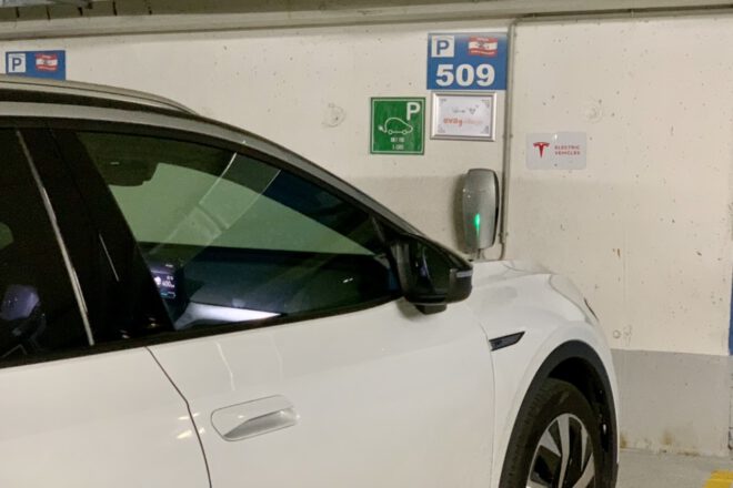ID.4 am Tesla Destination Charger
